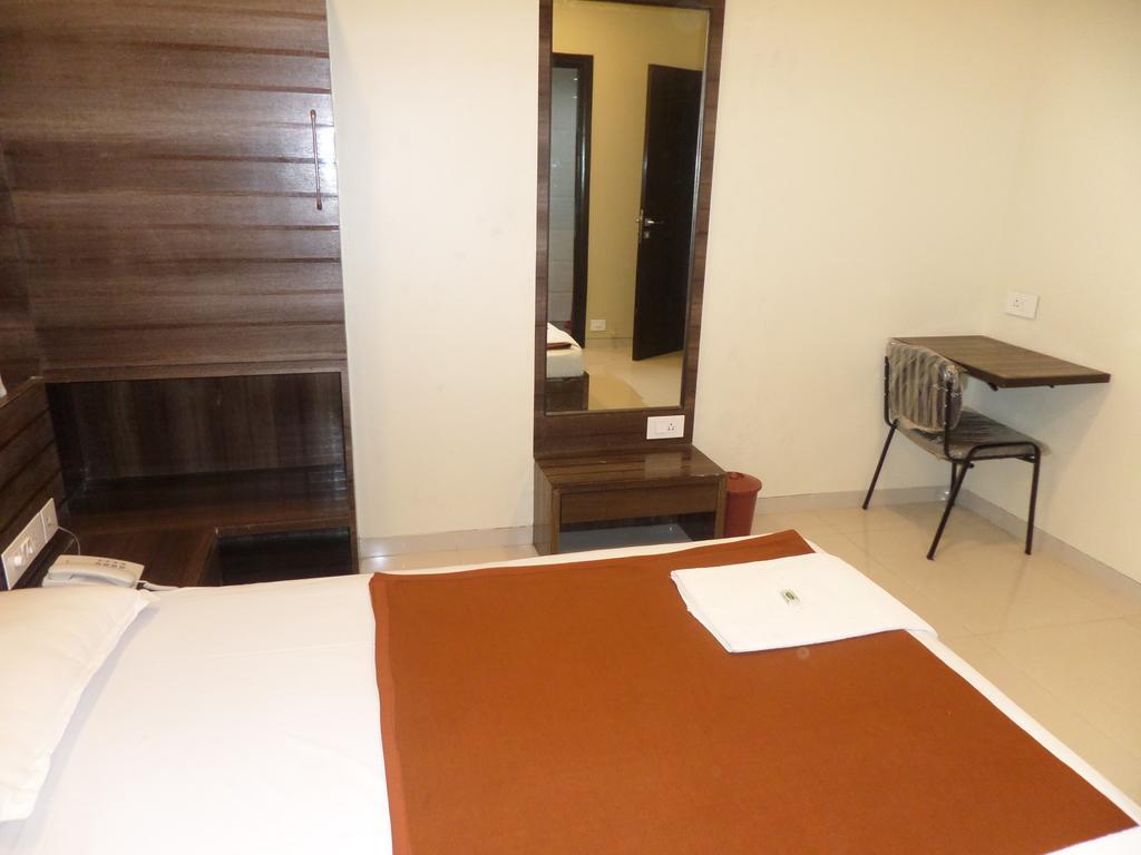 ホテルSai Heera Residency シルディ 部屋 写真