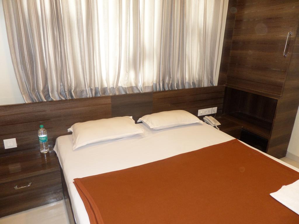 ホテルSai Heera Residency シルディ 部屋 写真